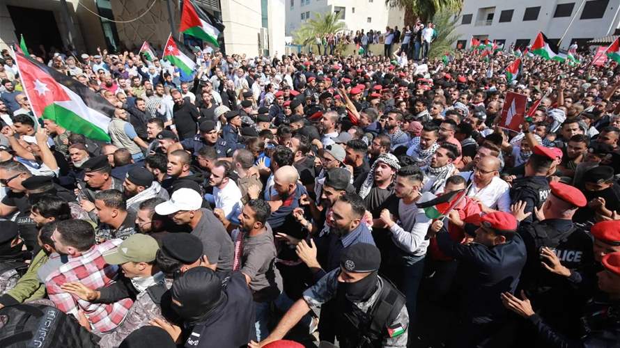 مئات الفلسطينيين يتظاهرون في شمال قطاع غزة ويرددون هتافات ضد حماس 