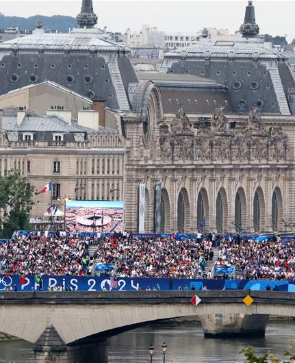 بعد طول انتظار... حفل افتتاح أولمبياد باريس ينطلق في نهر السين (فيديو + صور)