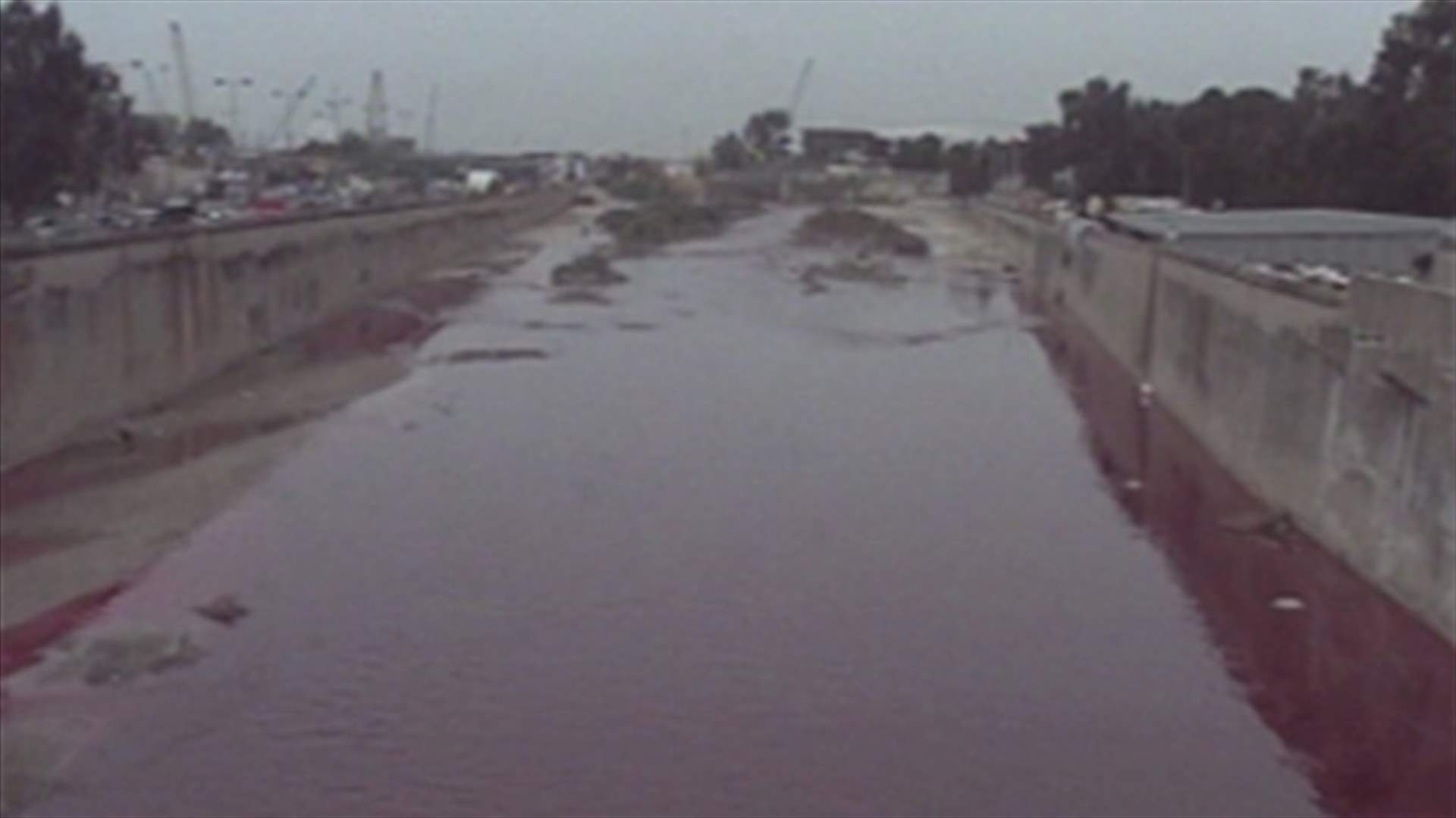 مياه نهر بيروت الحمراء ليست دماء بل مواد صناعية تستخدم للصباغة