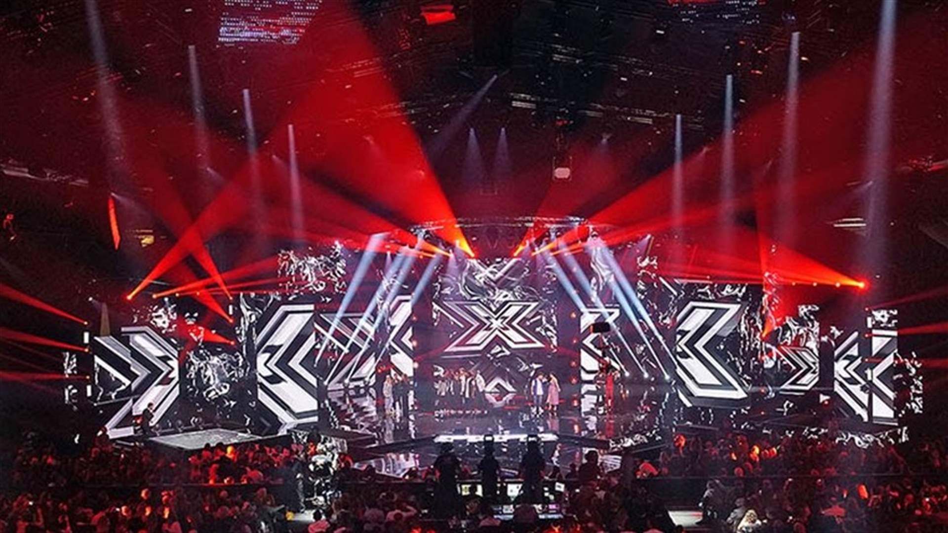 بالفيديو – نجمة X Factor تتعرض لموقف حرج...تمزق سروالها على المسرح!