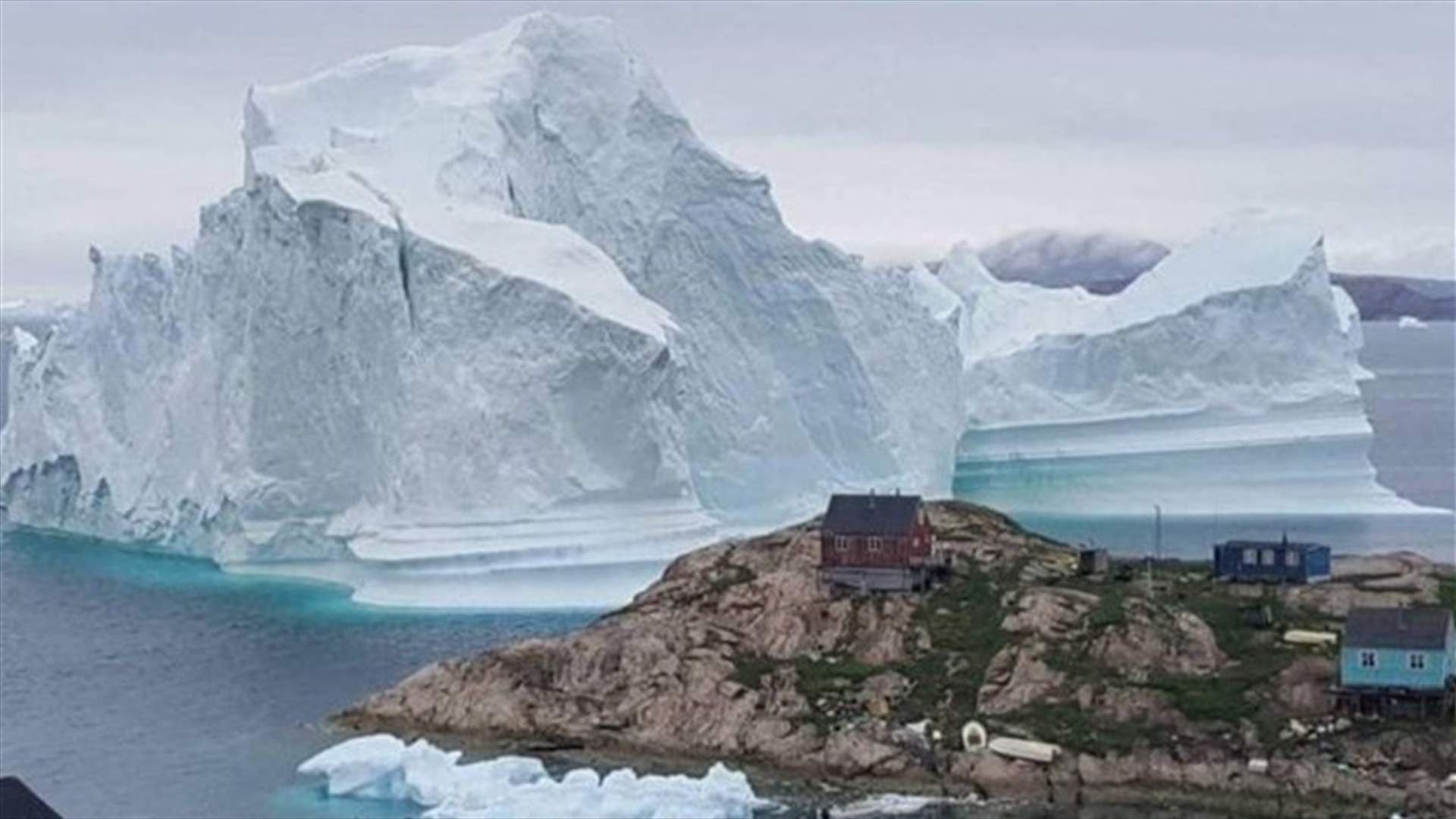 جبل جليدي ضخم يخلي قرية من سكانها