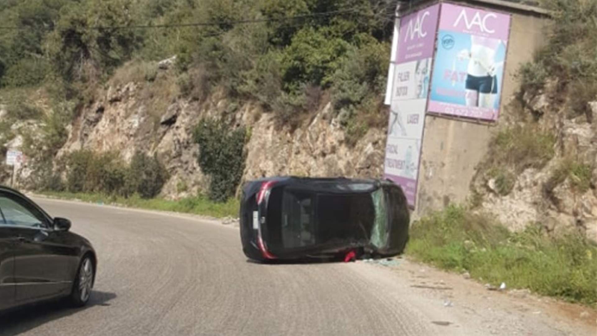 جريحان بانقلاب سيارة على طريق بلونة نزولا وزحمة سير في المحلة (صور)