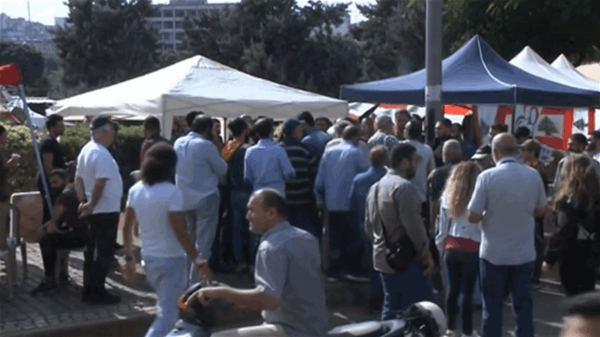 Dispute between protesters and Aoun-Nasrallah supporters in Riyad al-Soleh Square-[VIDEO]