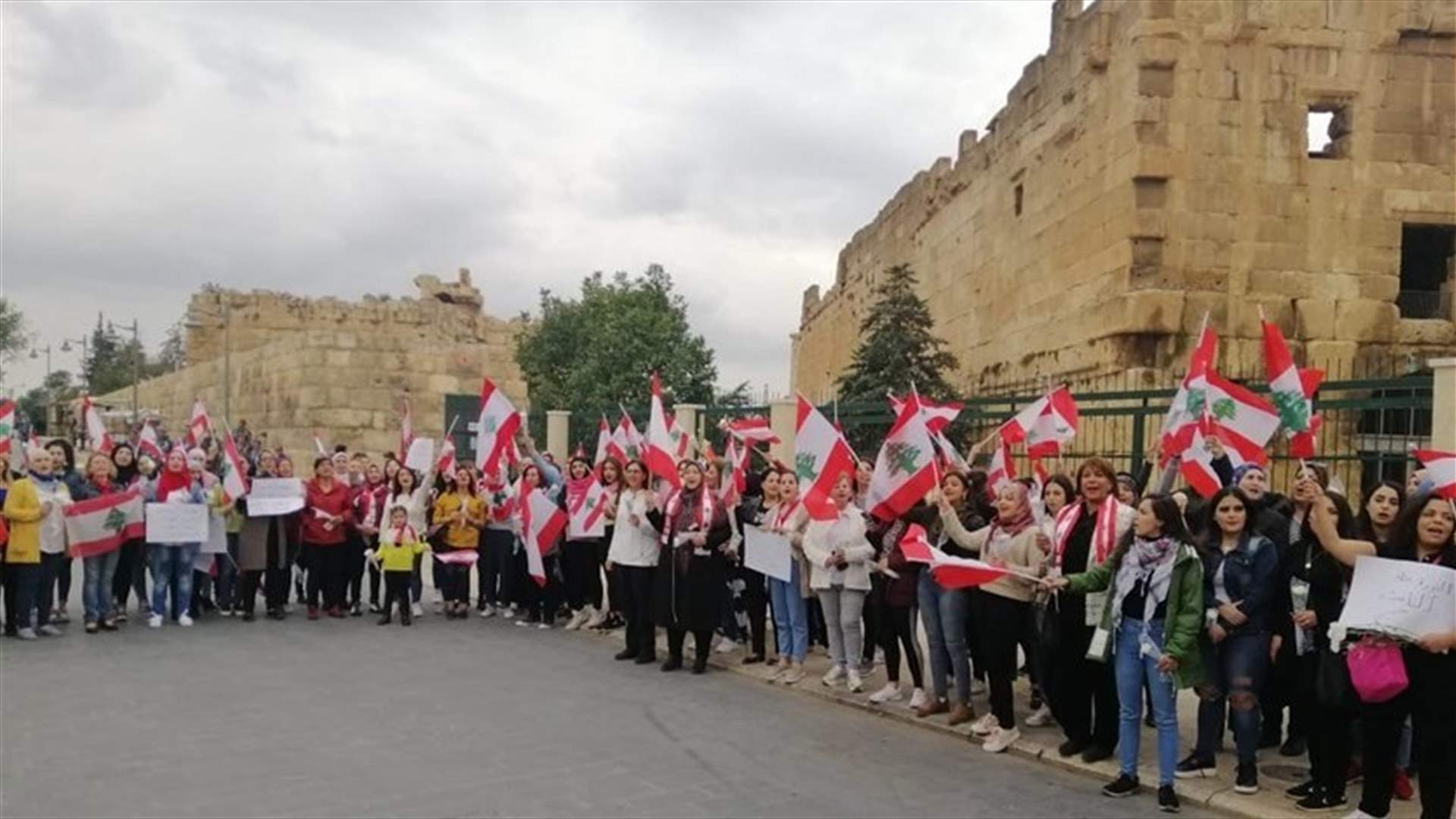 Lebanese women stage peaceful demonstration near Baalbek ruins