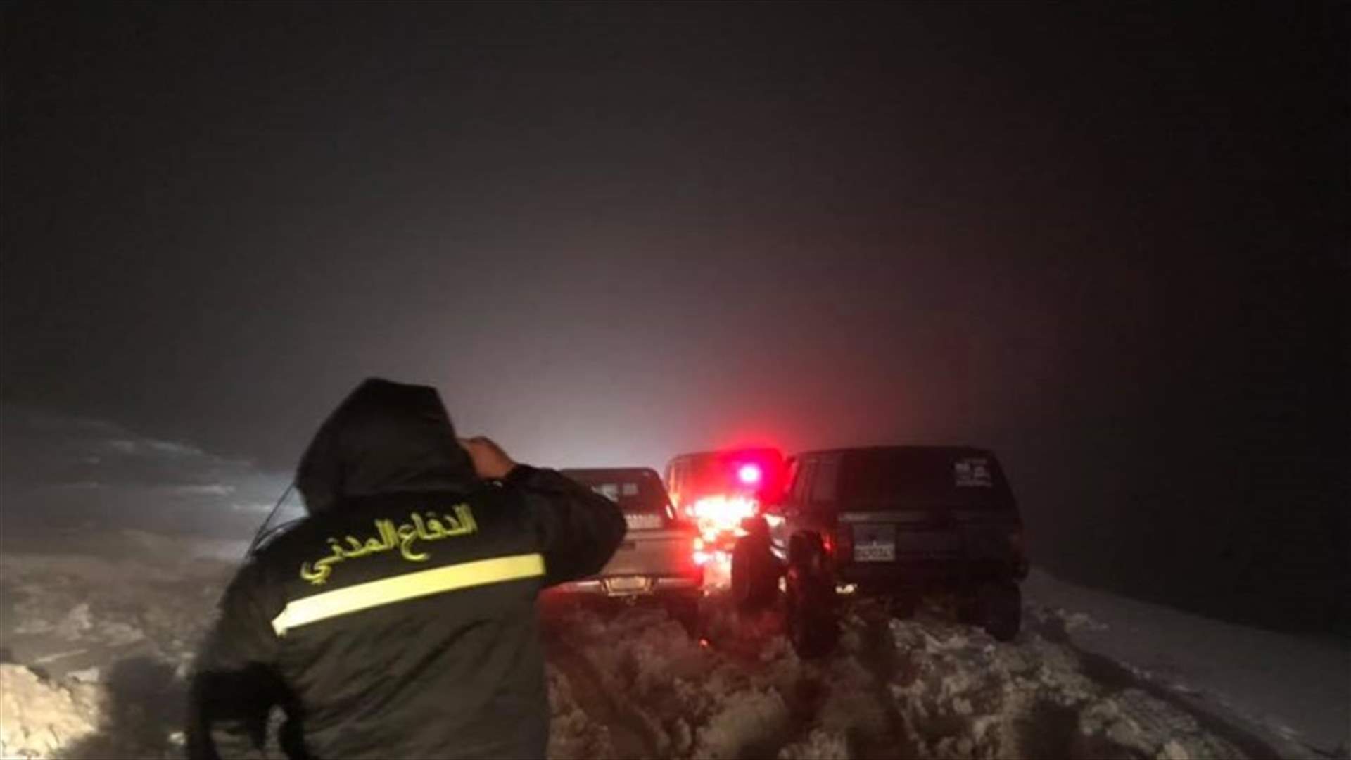 Civil Defense members work on rescuing cars trapped by snow on Sanine-Zahle road-[PHOTOS]