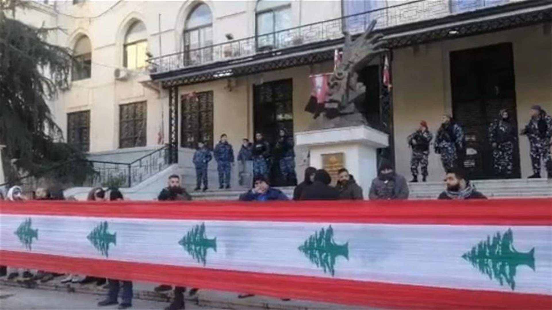 Protesters close entrance of Zahle Serail with a large Lebanese flag-[VIDEO]