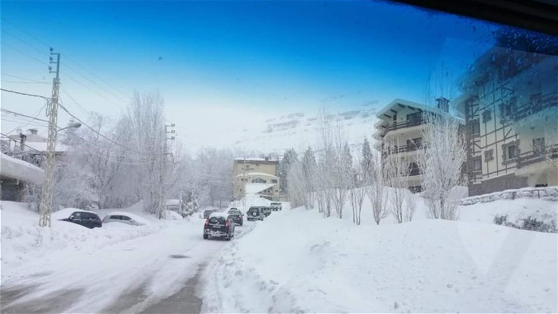 انقاذ اربعة مواطنين محتجزين داخل سياراتهم بسبب الثلوج على طريق عام شبروح