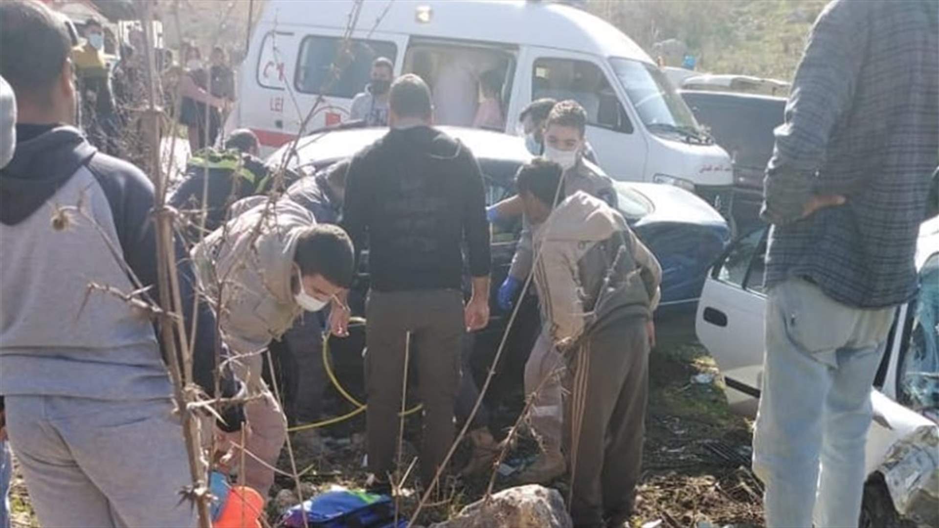 اصابة عائلة من 4 اشخاص في حادث سير على طريق حومين الفوقا - دير الزهراني